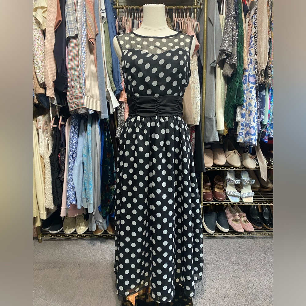 Lindy Bop Elegant Black and White Sleeveless Crew
Neck Midi Dress